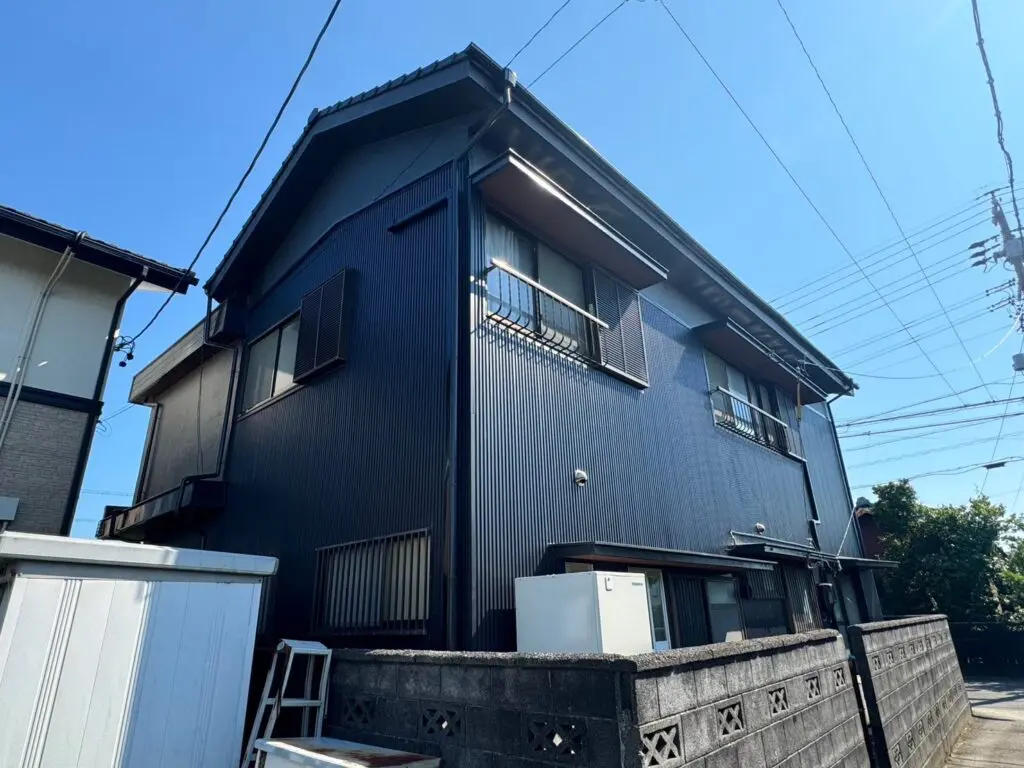 【施工後】静岡県榛原郡吉田町・S様邸|築30年の母屋と倉庫の屋根・外壁をカバー工法・塗装工事