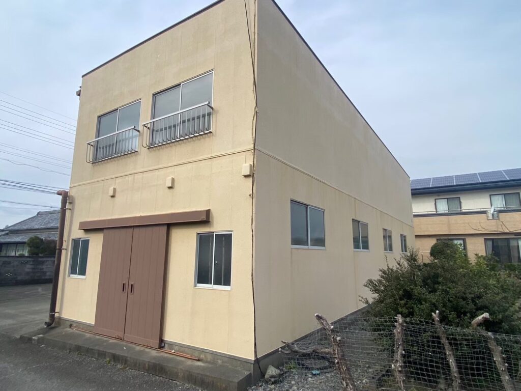 【施工前】静岡県榛原郡吉田町・S様邸｜築30年の母屋と倉庫の屋根・外壁をカバー工法・塗装工事