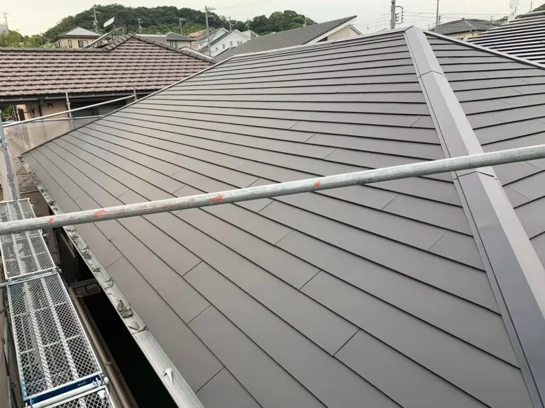 【施工後】静岡県藤枝市・T様邸｜外壁の汚れや色褪せた屋根は雨漏りの原因に！築25年の住宅へ屋根カバー工法・外壁塗装に伺いました